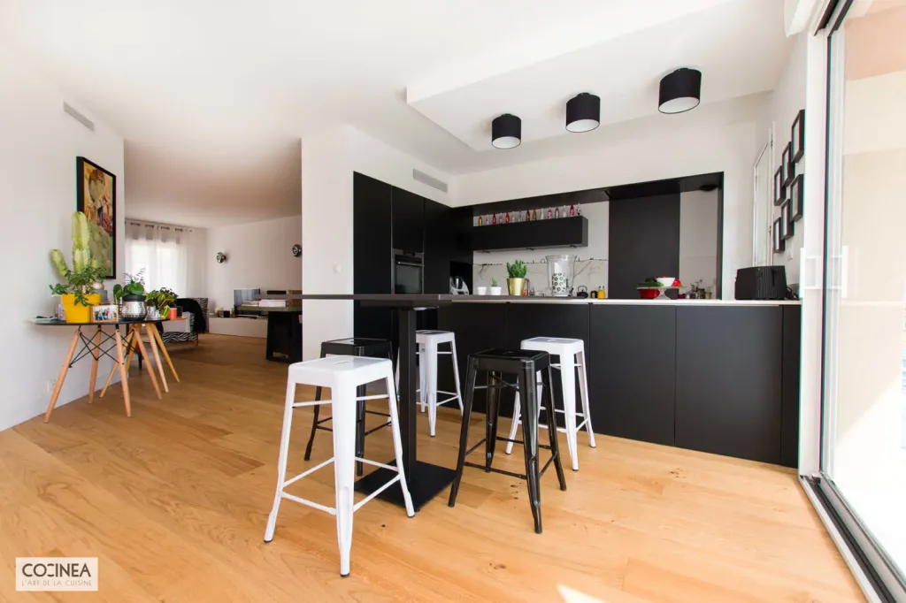 Cuisiniste pour cuisine sur mesure avec systemat noir et dekton aura à Blagnac