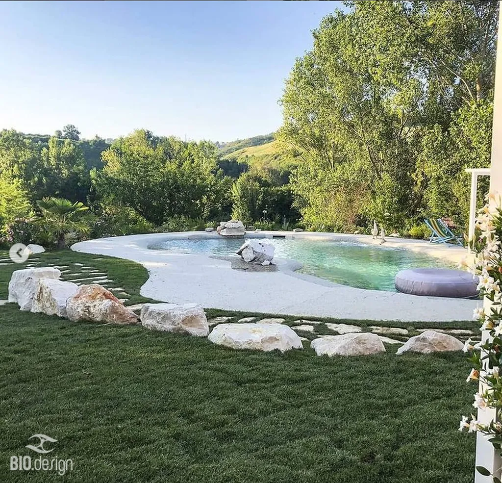Transformation de piscine traditionnelle en piscine lagon naturelle avec plage immergée sable quartz en Isère Vienne haut de gamme