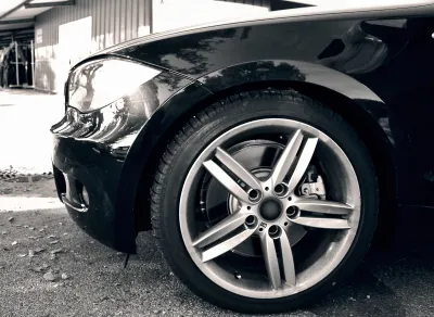 Rénovation complète de jantes aluminium abîmées par les trottoirs à Saint-Étienne