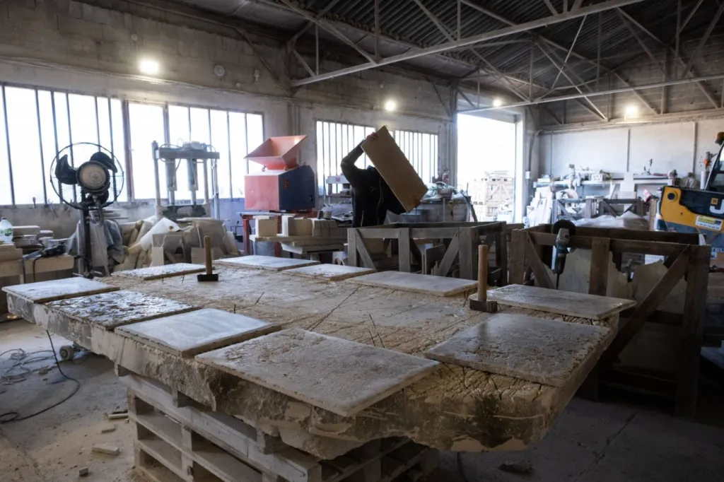 Tailleur de pierre à la finition dalle ancienne de France
