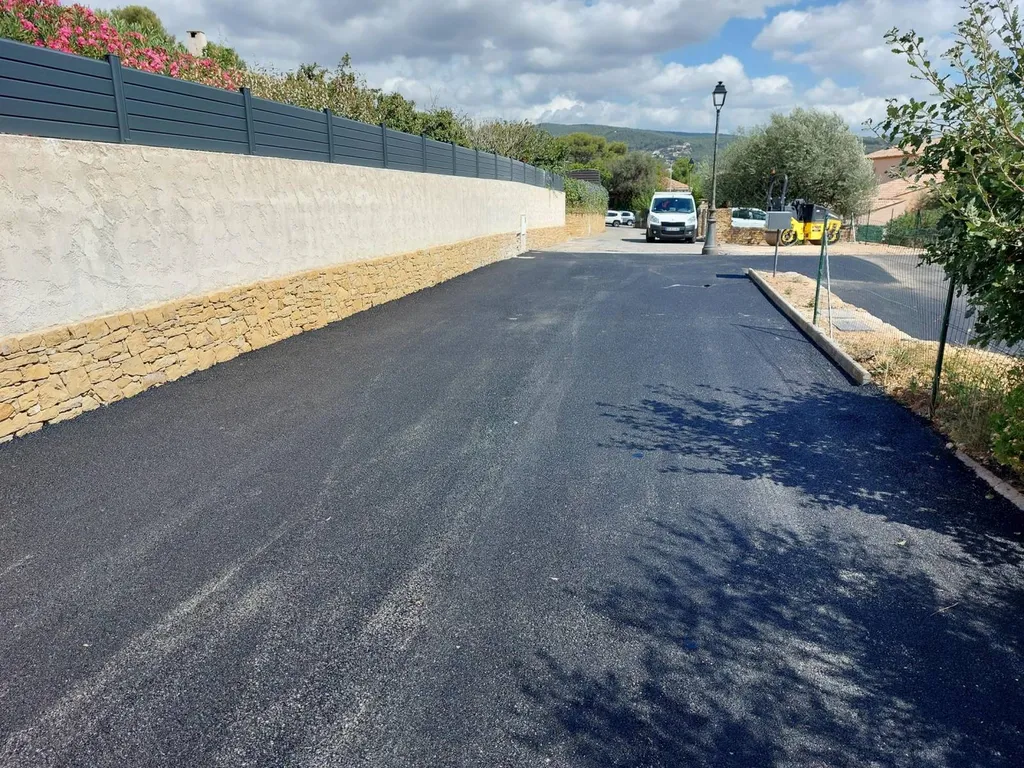 Réfection d'un chemin de copropriété en enrobé de bitume noir sur la Ciotat dans les Bouches du Rhône