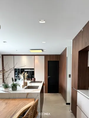 Conception et installation cuisine HÄCKER moderne sans poignées avec plans Dekton Cosentino à Fontenilles