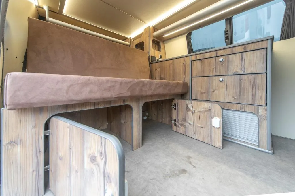 Aménagement VW T6.1 Court sur-mesure à Lyon : van compact à finition bois vieilli et suédine pour le Rhône