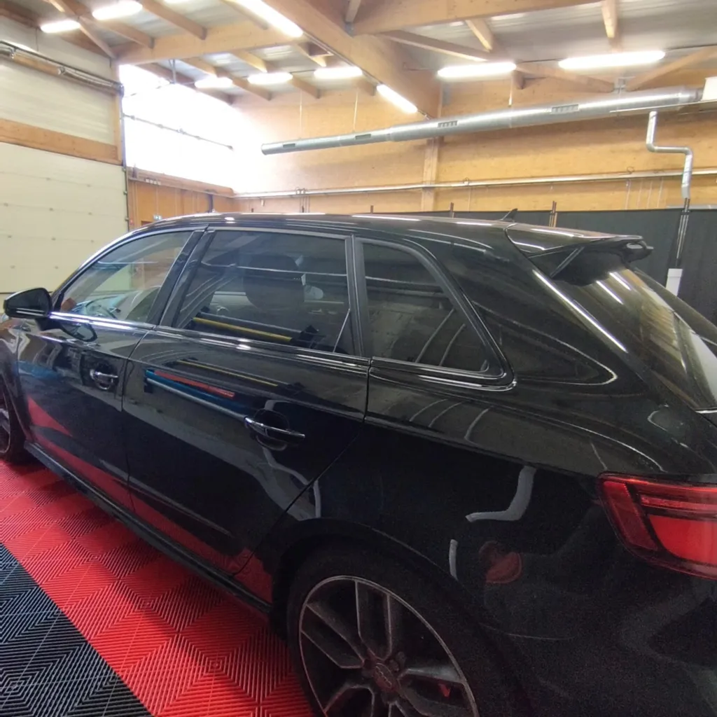 Déchromage complet Audi A3 à Clermont-Ferrand avec calandre et contours de vitres full black pour un look sportif