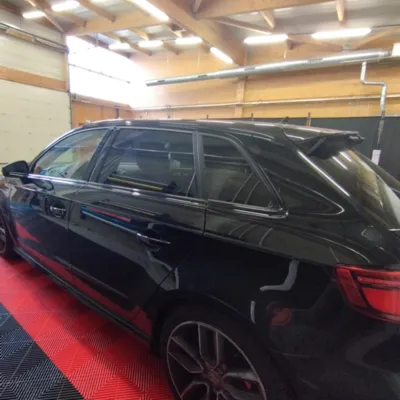 Déchromage complet Audi A3 à Clermont-Ferrand avec calandre et contours de vitres full black pour un look sportif