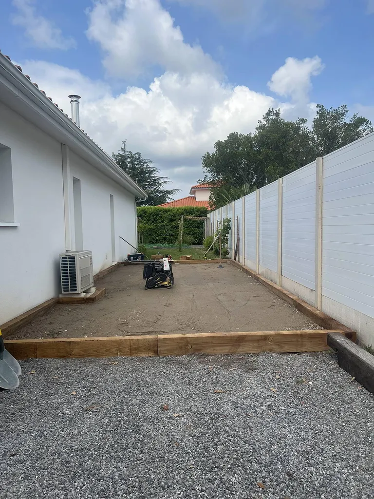 Création par votre paysagiste d’un terrain de pétanque de qualité pour pouvoir y jouer votre jardin près de Mimizan