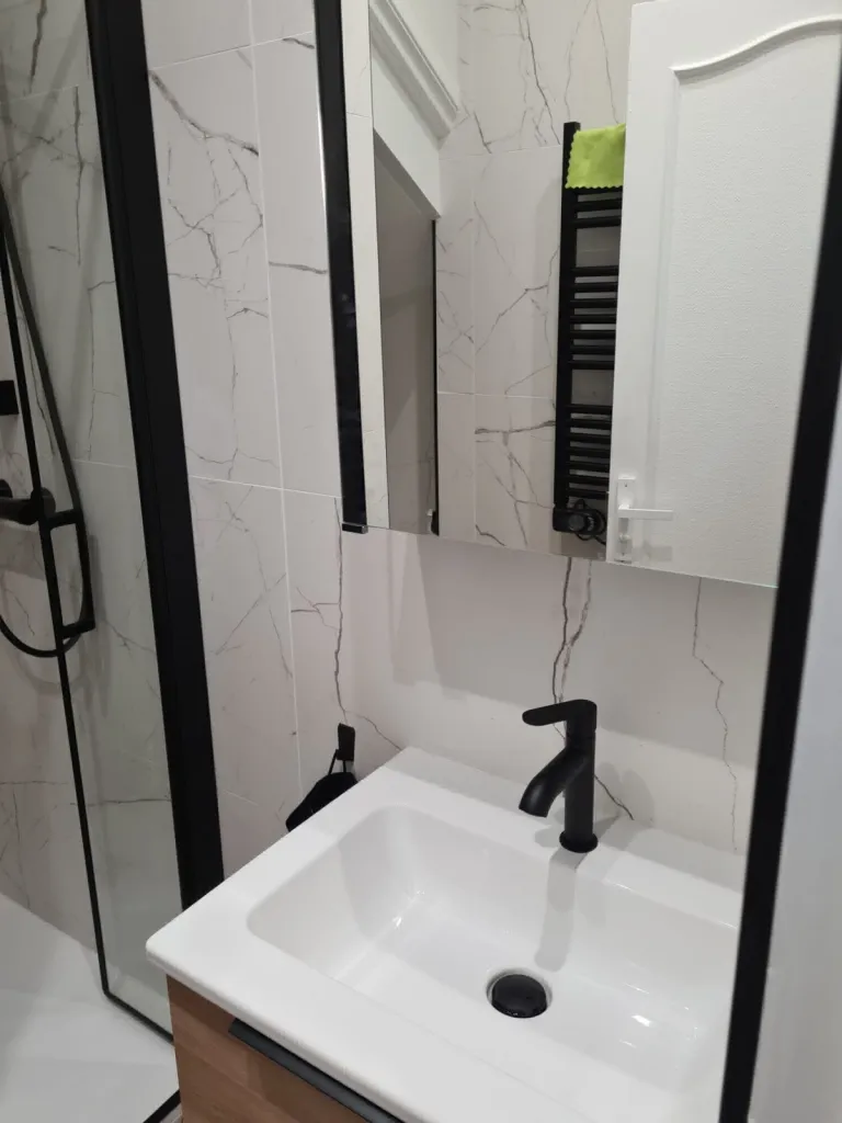 Plombier pour la rénovation d'une salle de bains avec verrière sur-mesure et receveur ultra plat sur Le Havre 76