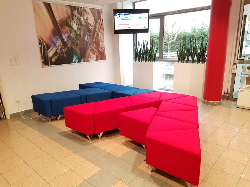 Création sur mesure de banquettes logo et d’un amphithéâtre 50 places pour Technic Atome à Aix-en-Provence