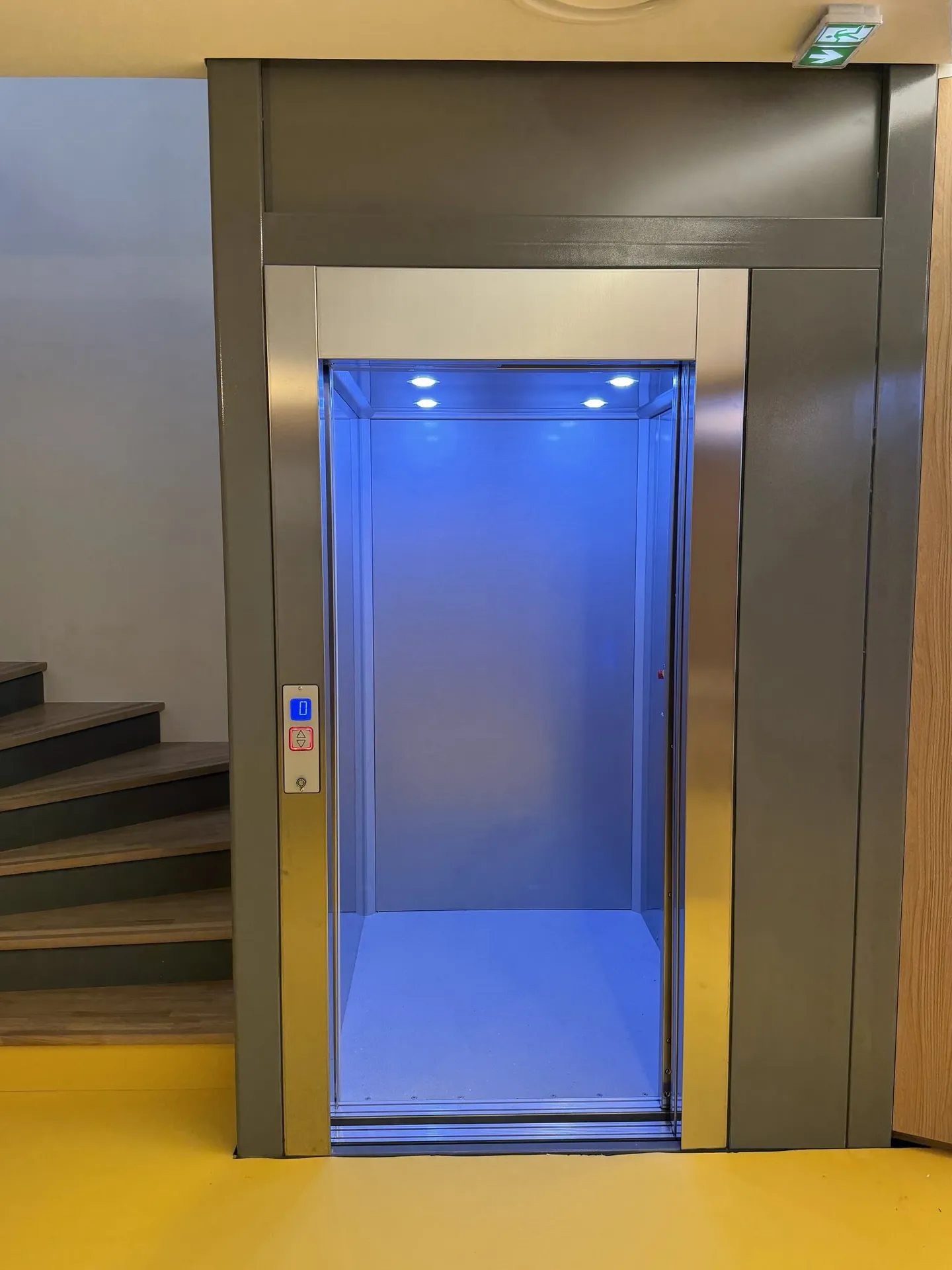 Passager libre de 900 mm pour cet élévateur PMR VIMEC E10 à l’Office de Tourisme de Nice : une accessibilité renforcée pour tous