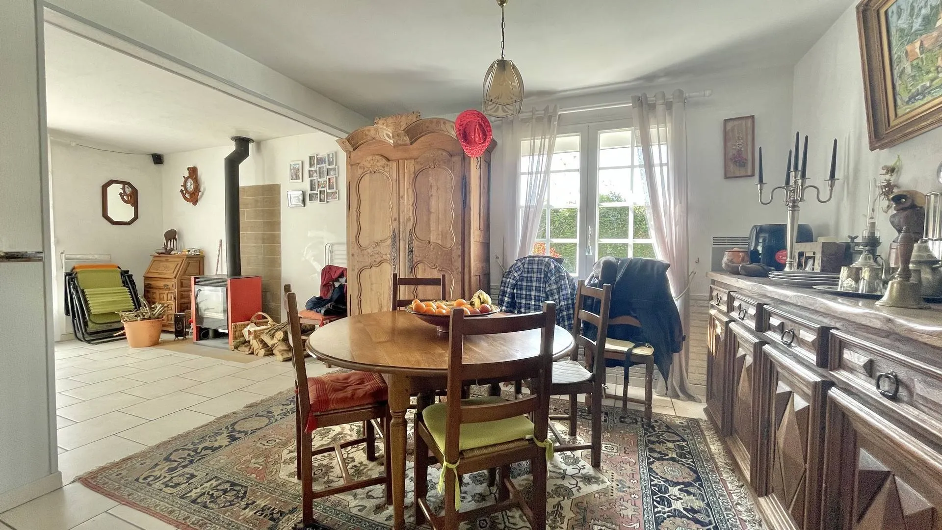 À vendre : Charmante maison de campagne avec véranda, salle à manger et séjour ouvert sur une cuisine aménagée, à quelques minutes de la mer.