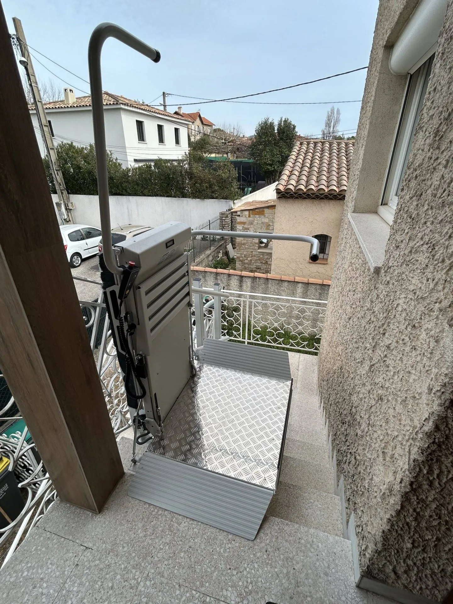 Position arrivée, pour cette plateforme oblique Lehner Stratos, dans un escalier extérieur près de Marseille