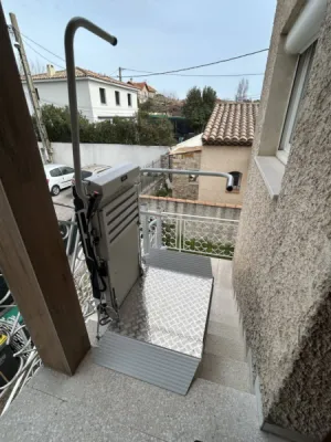 Position arrivée, pour cette plateforme oblique Lehner Stratos, dans un escalier extérieur près de Marseille