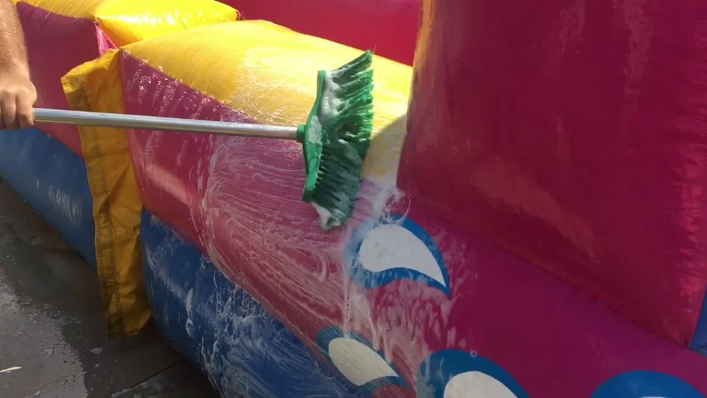 Lavage des structures gonflables atteintes par la moisissures