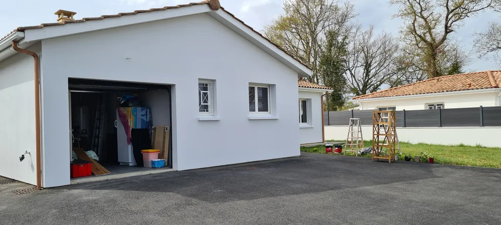 Peinture d'une façade de maison située à TRESSES dans le 33