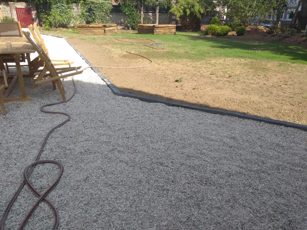 Création d’un jardin sur-mesure avec reprise des allées, pose de claustras, création de carrés potagers et engazonnement à Étretat