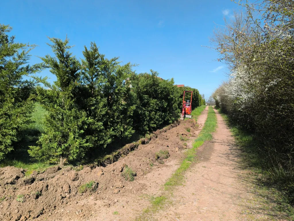 Création d'une tranchée de 110 mètres linéaire pour le passage de la fibre optique à Commelle-Vernay près de Roanne