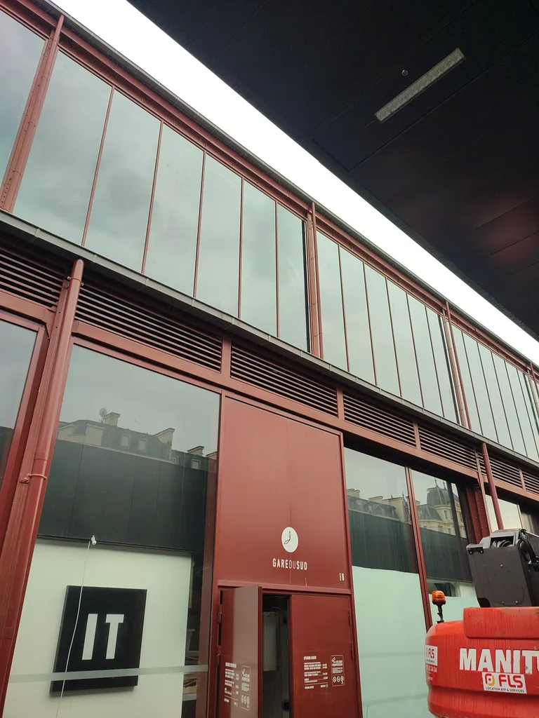 Film anti-UV transparent de type spectra 40 xc anti chaleur  en extérieur posé sur la gare de Nice