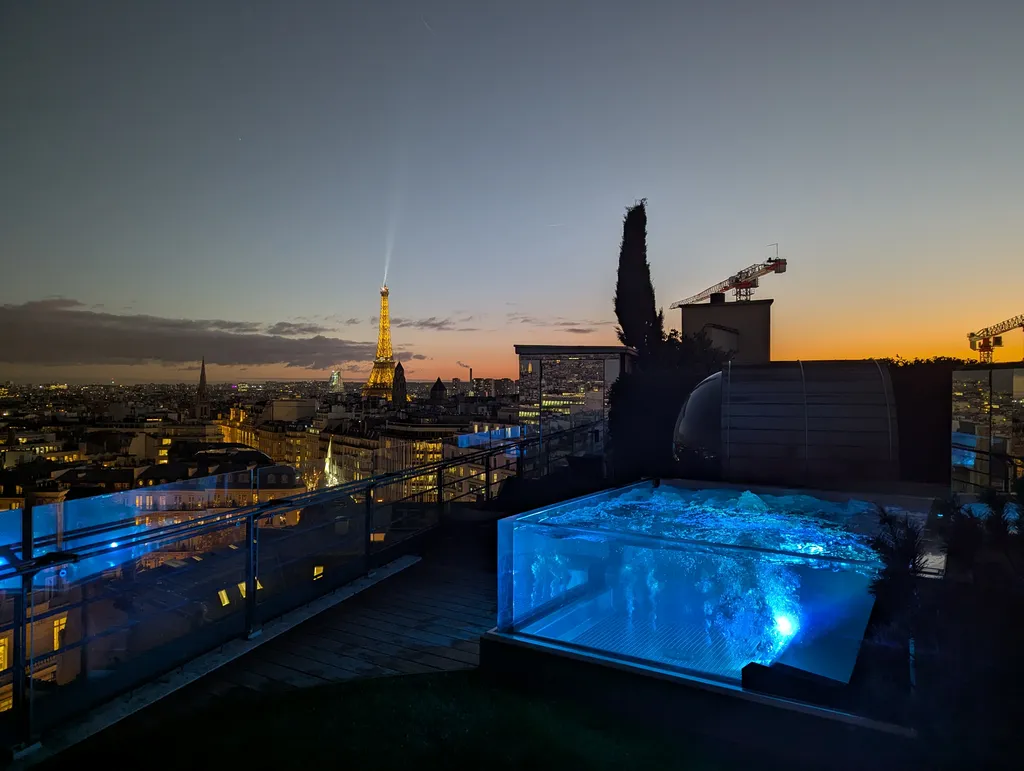 Fabrication sur mesure d'un spa inox avec paroi vitrée en angle: un projet en plein cœur de Paris!