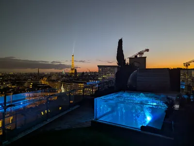 Fabrication sur mesure d'un spa inox avec paroi vitrée en angle: un projet en plein cœur de Paris!