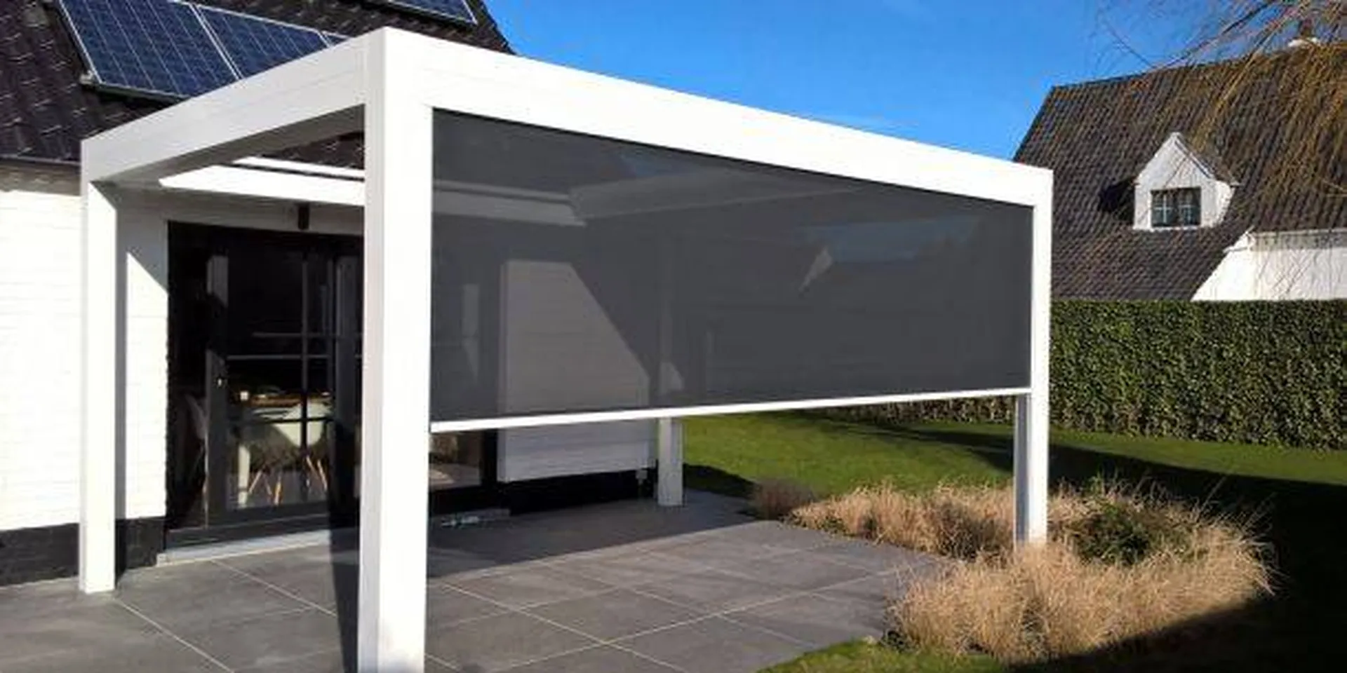 Pergola bioclimatique blanche avec store zip