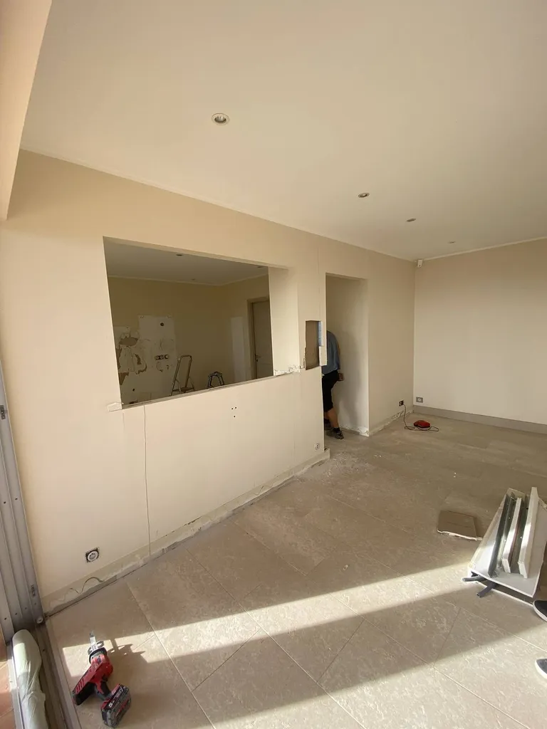 Réalisation de peintures des murs et plafonds dans une maison à Sanary