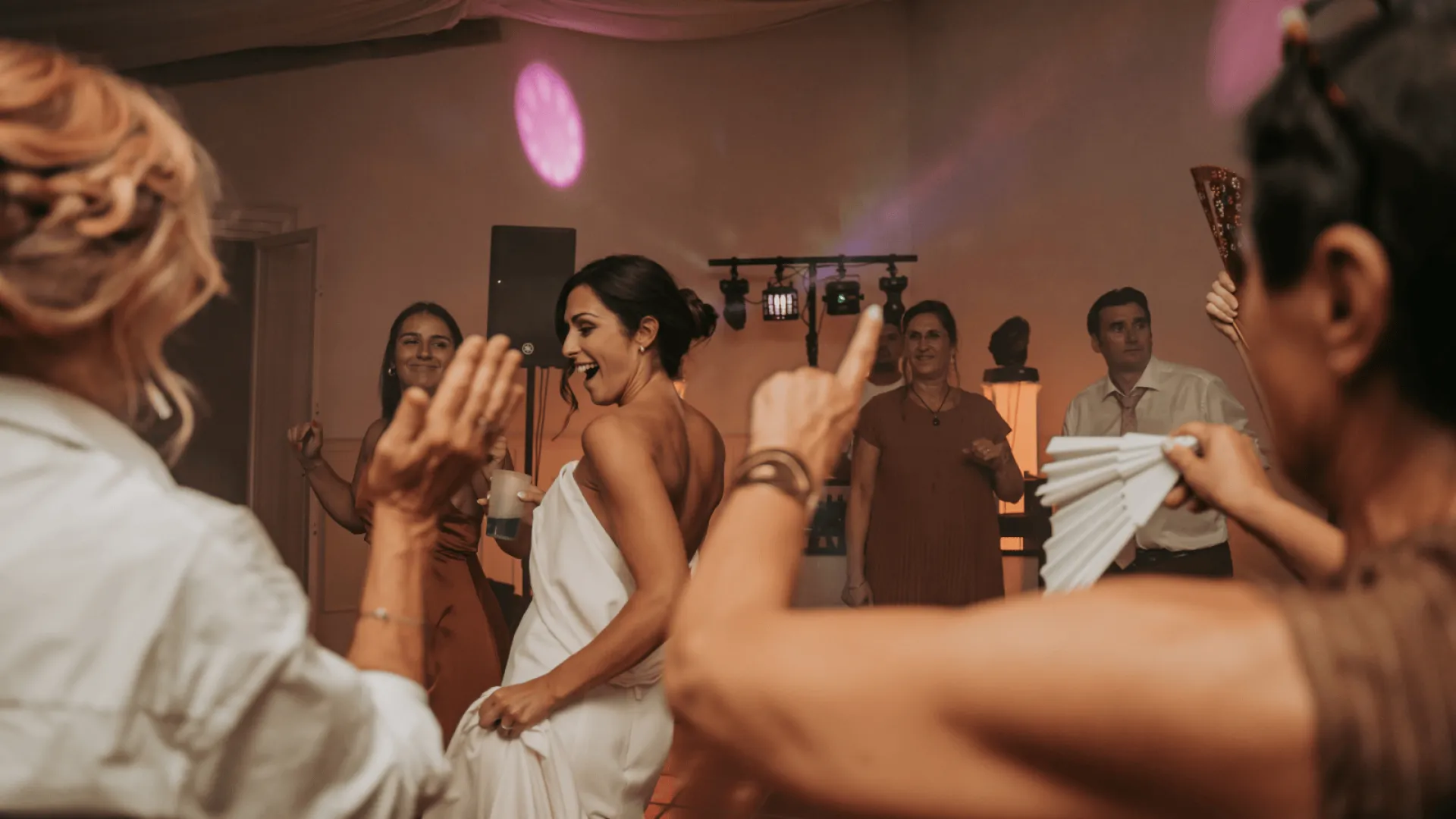 Quand la mariée mène la danse. Une soirée de mariage rythmée par un DJ professionnel en Occitanie.