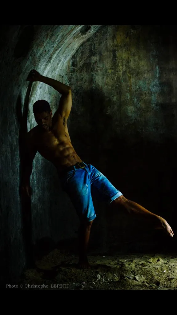 Scénographie artistique pour shootings, films publicitaires et contenus premium par Guillaume Bordier Paris