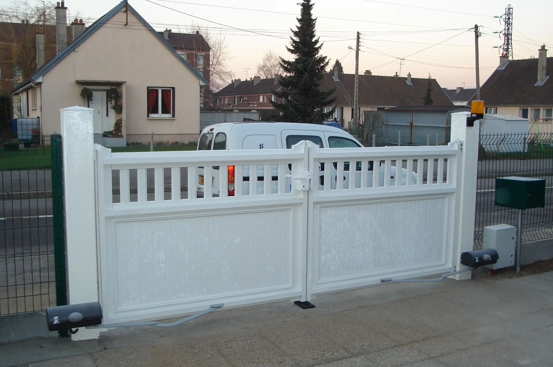 Installation de Portail PVC Électrique, Modèle 2 Vantaux motorisés Renforcé à Rouen en Seine-Maritime 76 et Mont-Saint-Aignan