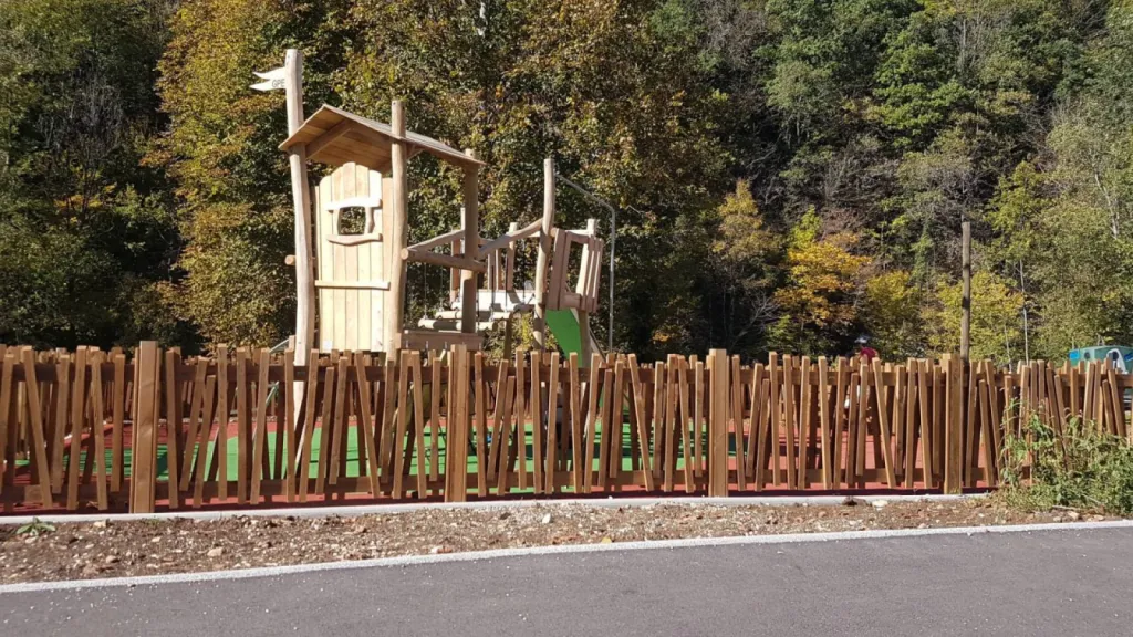 Une aire de jeux en bois naturel à CHEZERY-FORENS (Ain) en région Rhône Alpes