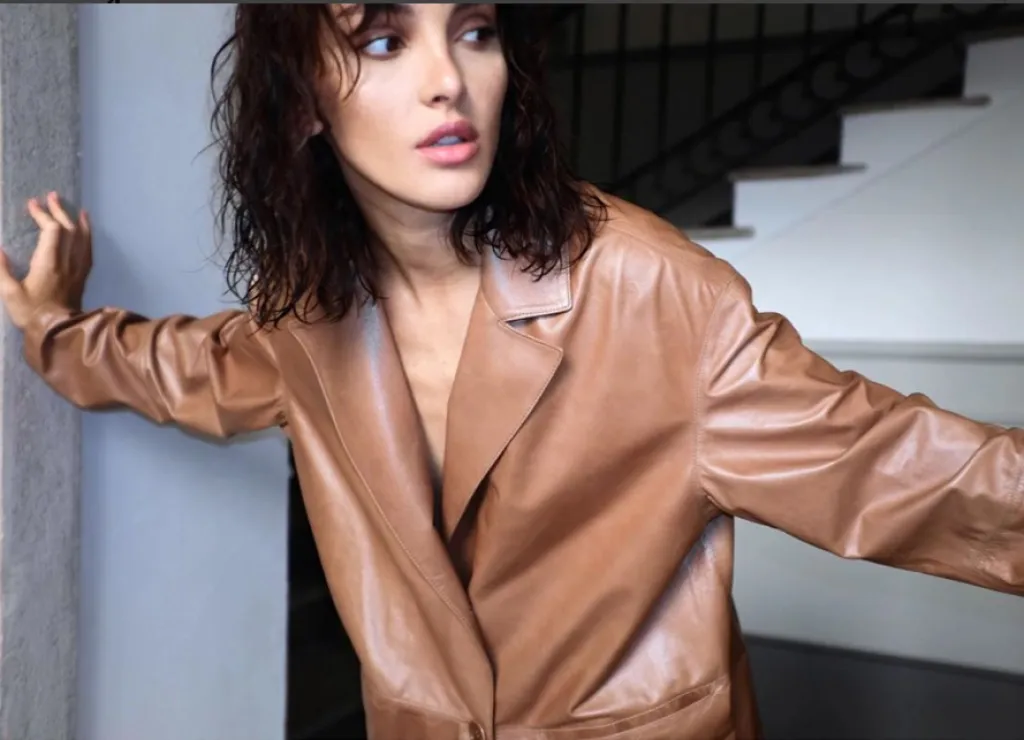 La maison Italienne Manzoni 24 des collections de fourrures et cachemires aux lignes jeunes et élégantes.