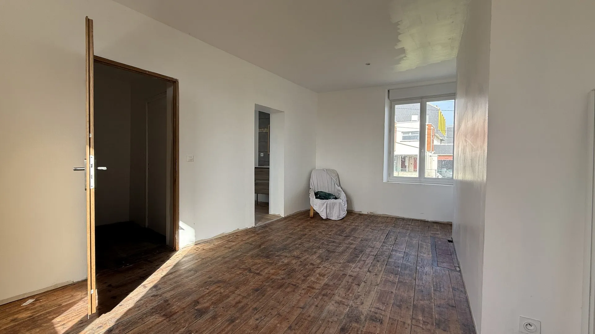 Au premier étage, cette maison rénovée à vendre en Seine-Maritime propose une suite parentale avec cheminée d’époque, dressing aménagé et salle d’eau.