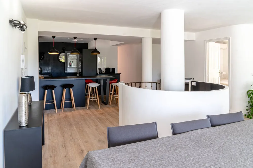 Appartement T4 Cassis dans résidence sécurisée au centre du village avec terrasse, garage double et jardinet 