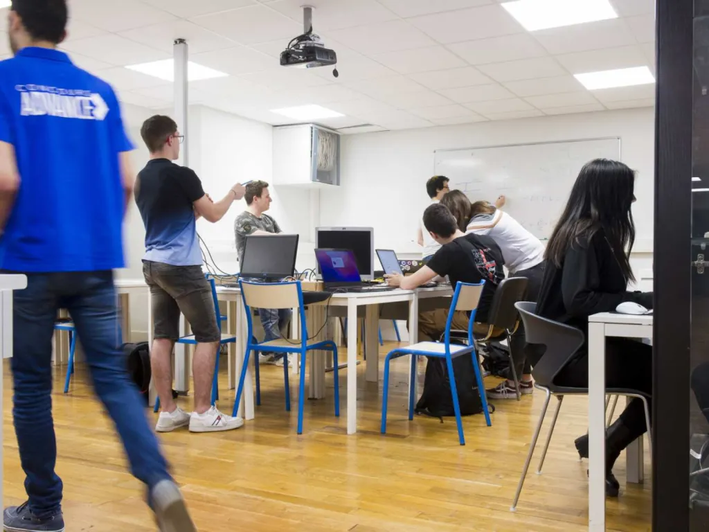 photographe pour école d'ingénieurs EPITA Lyon étudiants dans une salle de travail