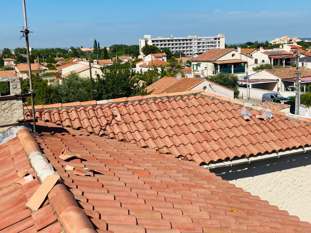 Réparation d’une toiture avec tour de cheminée sur Aix en Provence