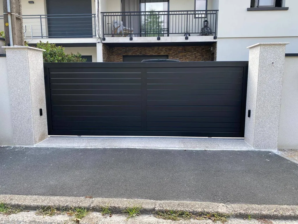 Portail coulissant sur mesure à Bordeaux installé par Aquit'M