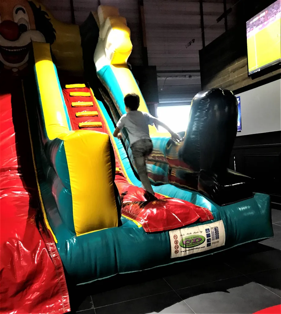 Organisation d'évènements entreprises sur mesure avec arbre de noël près d'Aix en Provence pour L'UNAPEI