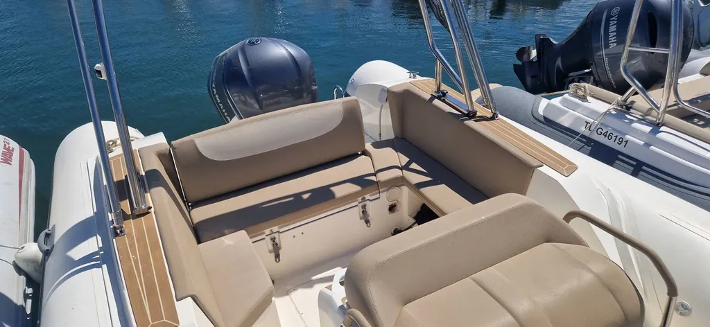 Vend bateau occasion Capelli Tempest 775 semi-rigide en parfait état près de Toulon