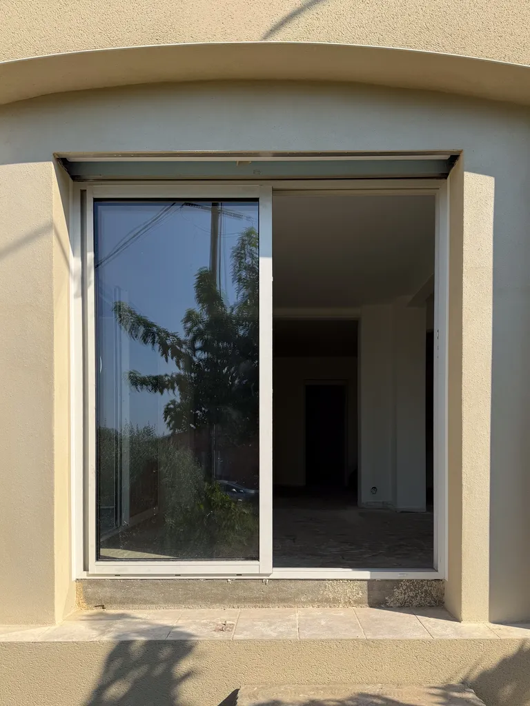 Menuiseries PVC et aluminium à Laurac-en-Vivarais : baies coulissantes, porte d’entrée et volets roulants posés par RG Aluminium