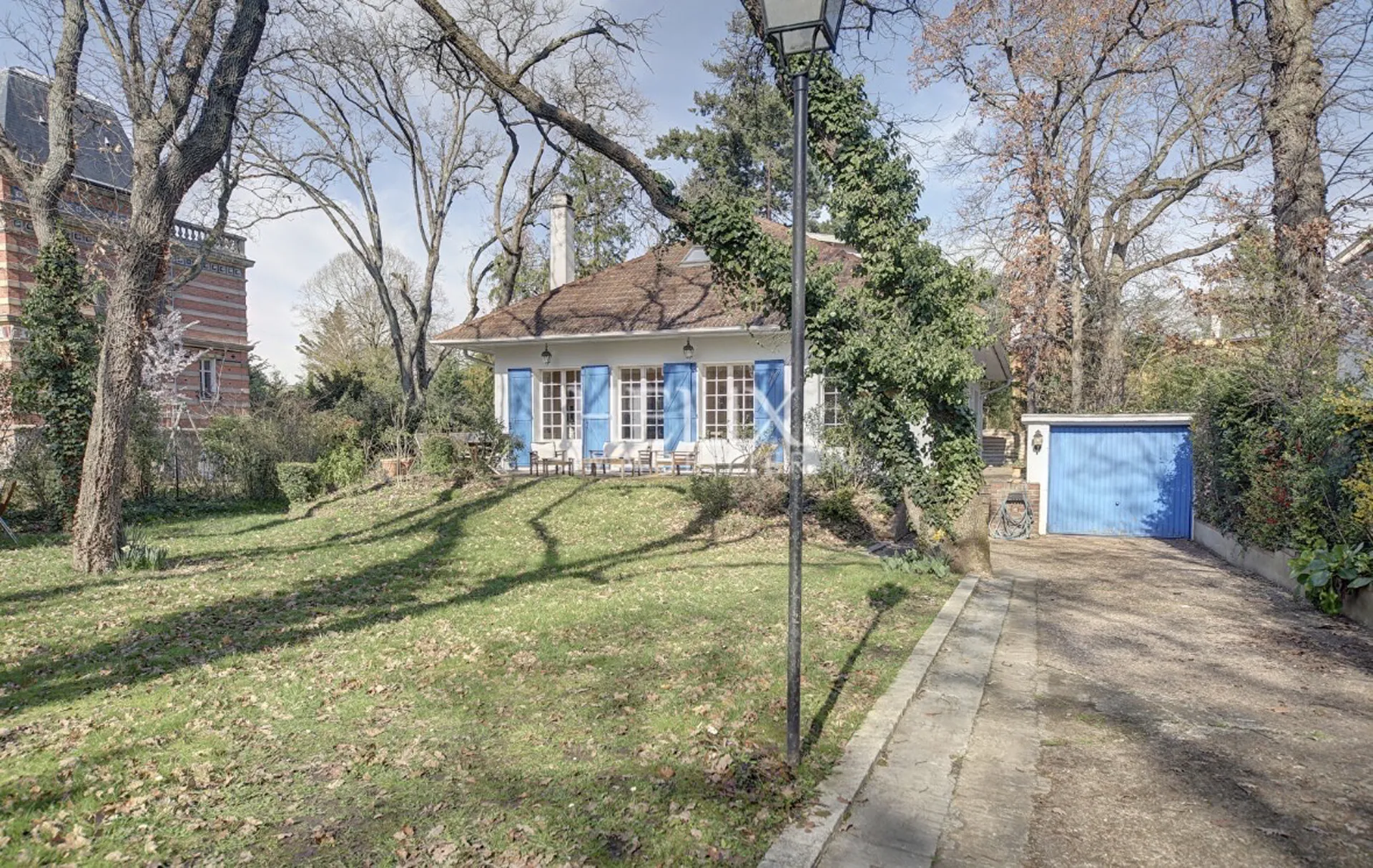 Exclusivité à Le Vésinet à vendre une belle maison familiale de 250 M² avec grand parc arboré à 3 minutes du parc des Ibis.