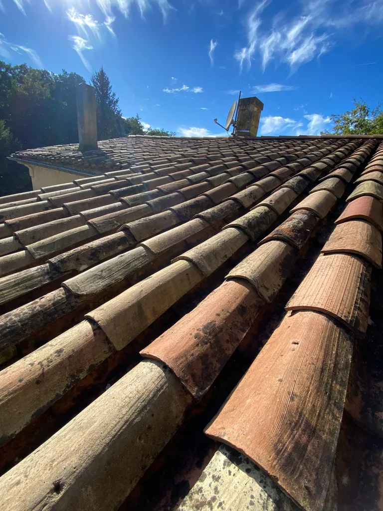 Artisan couvreur zingueur qualifié pour la pose de tuiles canal à Langon en Gironde