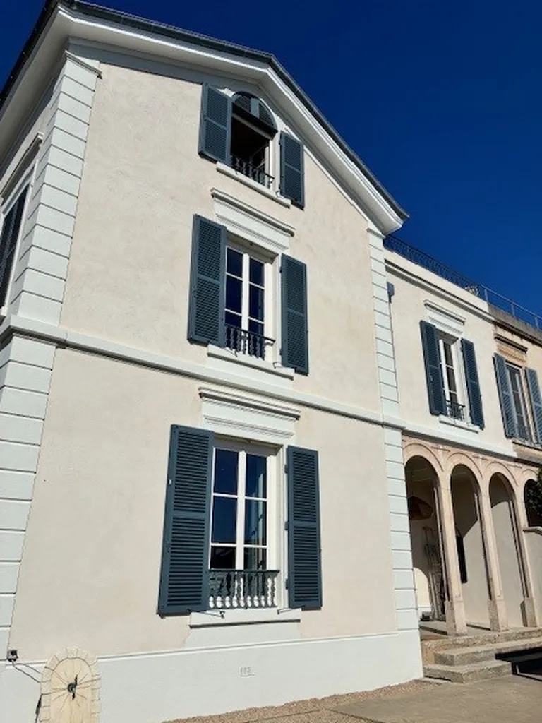 Volets battants persiennés en aluminium à Reyrieux
