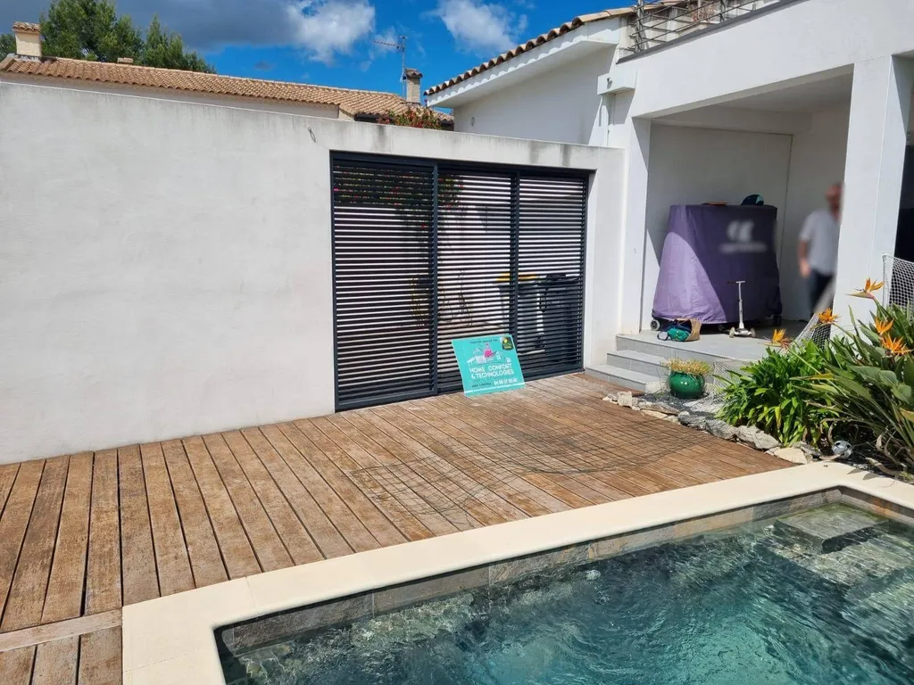 Installation d'un brise-vue en aluminium près de Nîmes sur la commune de Saint-Chaptes