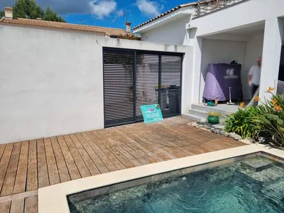 Installation d'un brise-vue en aluminium près de Nîmes sur la commune de Saint-Chaptes