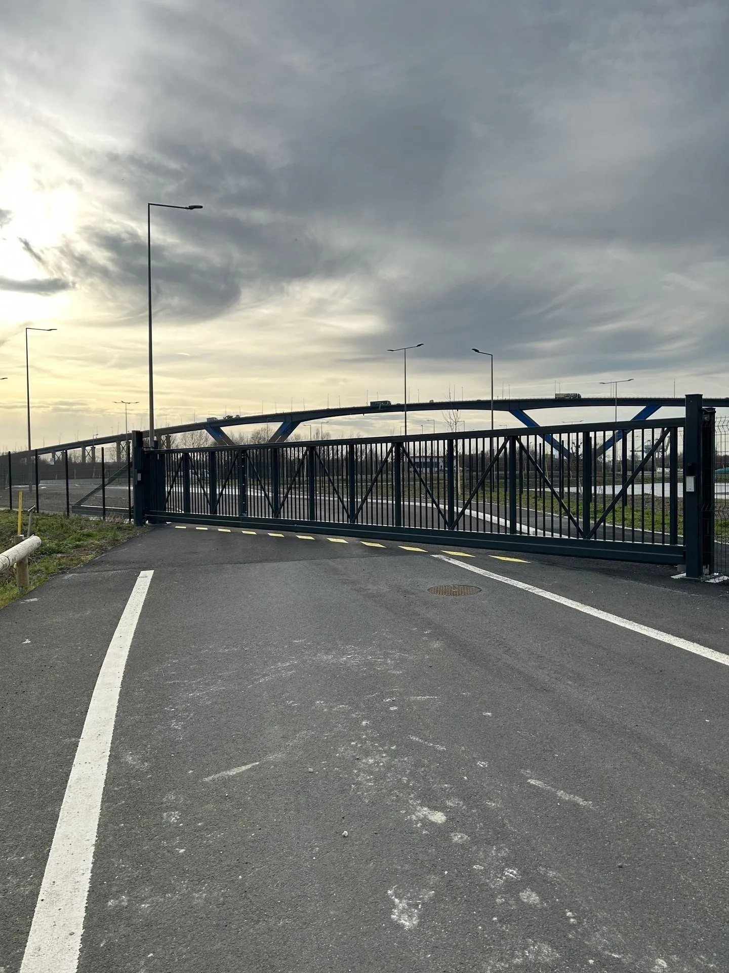 Fourniture de portails autoportants professionnels dans l’Eure, le Calvados et la Seine-Maritime : ouverture dégagée et maintenance réduite