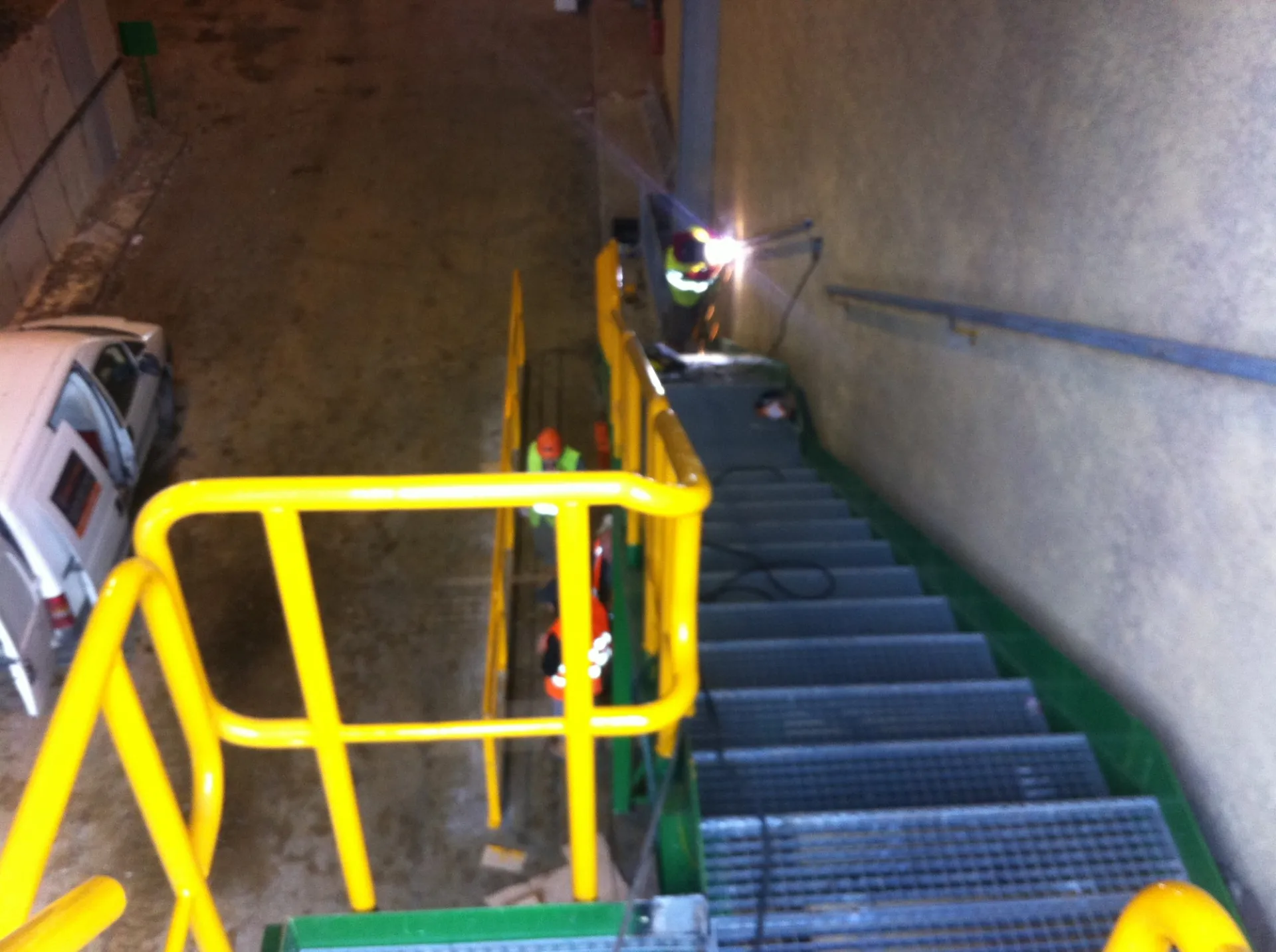 FABRICATION DANS NOS ATELIERS DE MARTIGUES ESCALIER AVEC PASSERELLE D'ACCES AVEC GARDE CORPS POSE SUR  ISTRES