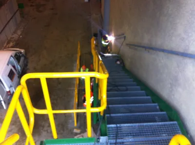 FABRICATION DANS NOS ATELIERS DE MARTIGUES ESCALIER AVEC PASSERELLE D'ACCES AVEC GARDE CORPS POSE SUR  ISTRES