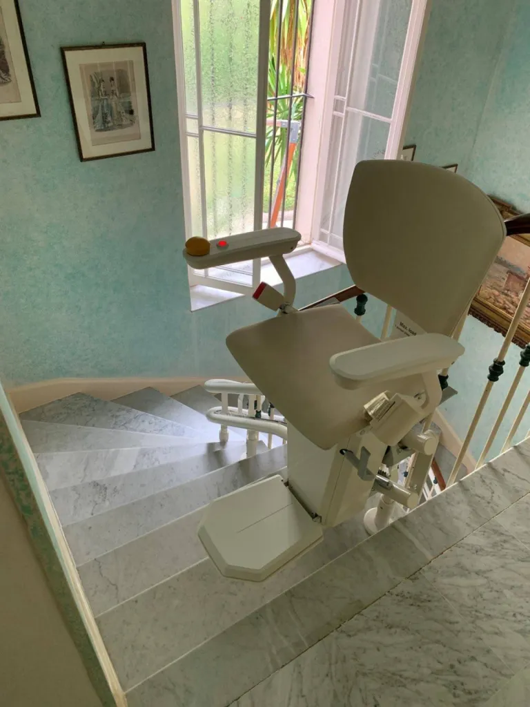 Installation d'un fauteuil monte-escalier OTOLIFT TWO dans un escalier tournant en marbre à Menton près de Nice