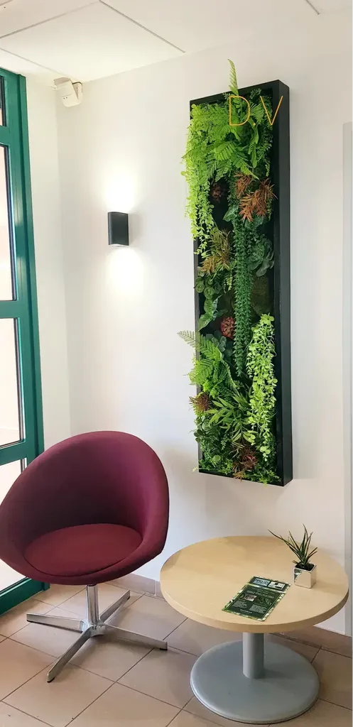 Réalisation de cadres muraux végétaux à l'accueil et dans les bureaux de PRIMEAL FRANCE pour végétaliser l'espace de travail à Feillens, près de Mâcon