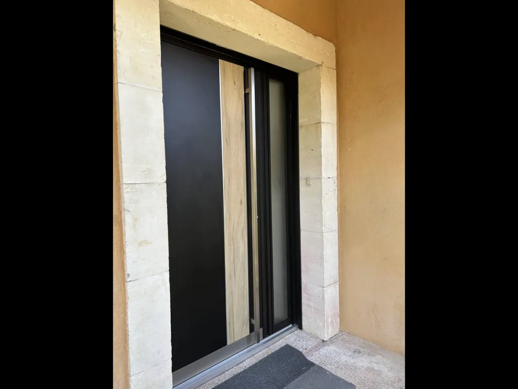 Installation d'une porte d'entrée en aluminium sur mesure à APT dans le 84
