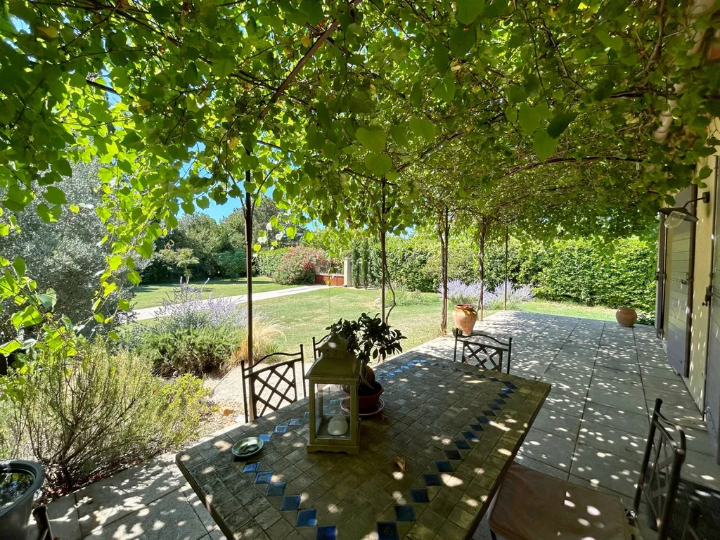 VILLA AVEC GITE ET PISCINE SUR 3590 M² AU CALME ABSOLU À PERNES-LES-FONTAINES   